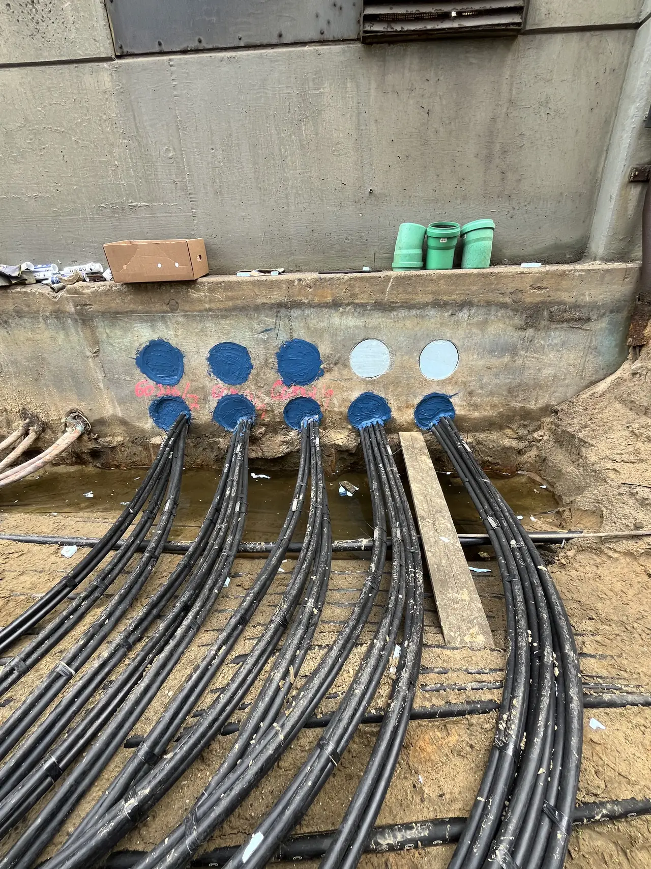 Einführung von Schutzrohren in ein Bauwerk.
