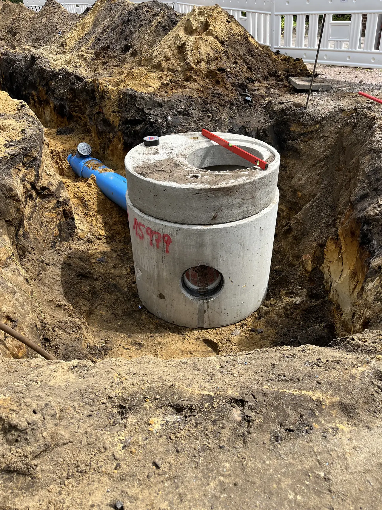 Betonschacht mit angeschlossener Rohrleitung.